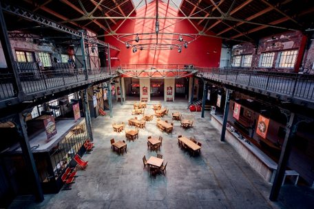 La grande verrière de la Manufacture des Œillets, aménagée pour un accueil convivial